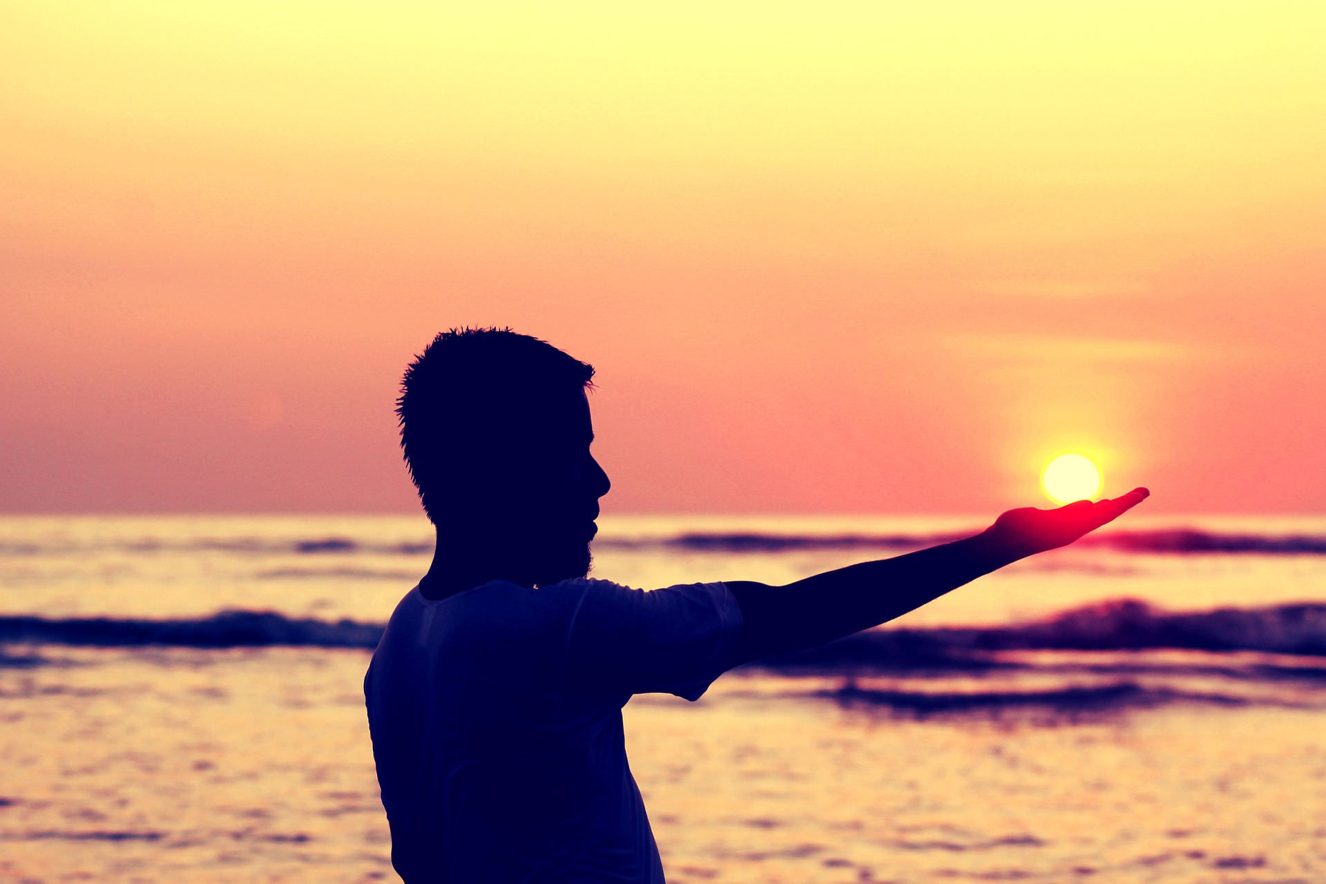 sun-in-hand-693382_1920